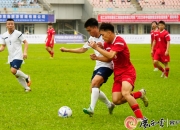 体育赛场上的争夺激烈，全力以赴