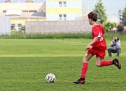 日本队不断突破！阿扎伦卡连续十场比赛得分超过险胜，赛场气氛高涨