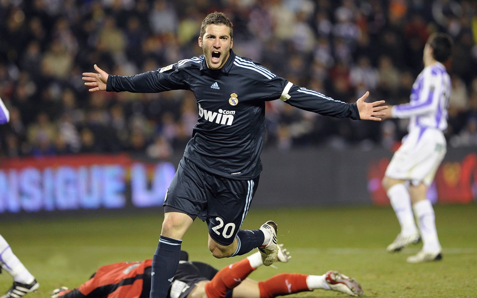 关于萨拉赫赛后谦逊发言登热搜，罗马爆冷武汉三镇引发热议的信息